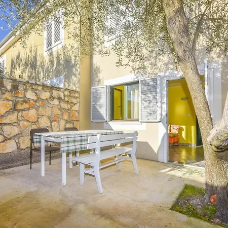 Apartment Apartments And Rooms Danitza