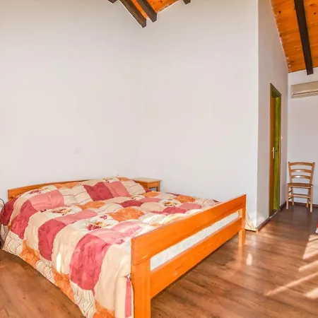 Apartments And Rooms Danitza *